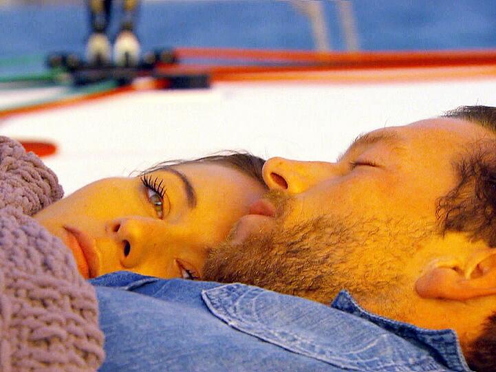 Oliver und Natascha kuscheln in "Der Bachelor" auf einem Katamaran