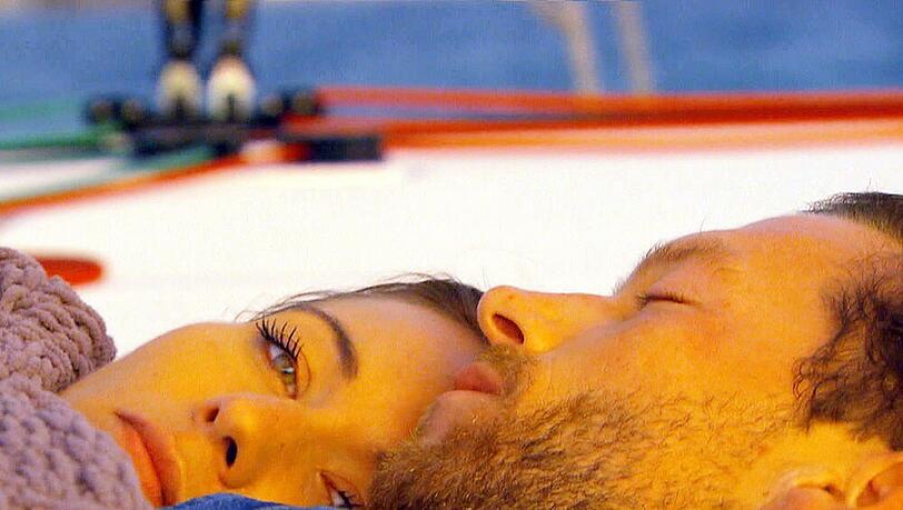 Oliver und Natascha kuscheln in "Der Bachelor" auf einem Katamaran Oliver und Natascha kuscheln in "Der Bachelor" auf einem Katamaran