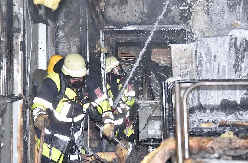 In einem Ankunftszentrum im Euroindustriepark hat ein defekter Heizlüfter einen Großbrand ausgelöst.