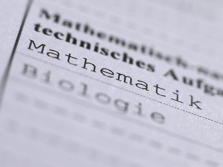 Die Schulfächer Mathematik und Biologie stehen auf einem Papierbogen untereinander. Foto: Karl-Josef Hildenbrand/Archiv