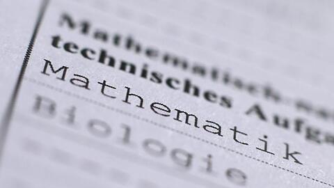 Die Schulfächer Mathematik und Biologie stehen auf einem Papierbogen untereinander. Foto: Karl-Josef Hildenbrand/Archiv