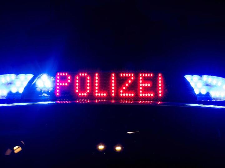 Das Blaulicht auf einem Fahrzeug der Polizei. Foto: Monika Skolimowska/zb/dpa/Symbolbild