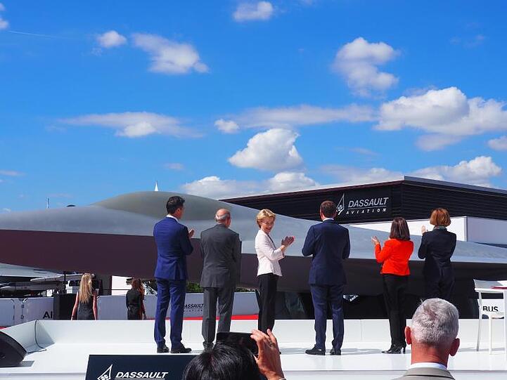 Verteidigungsministerin Ursula von der Leyen zusammen mit Frankreichs Präsident Emmanuel Macron bei der Präsentation eines Modells des neuen europäischen Kampfjets in Le Bourget bei Paris.