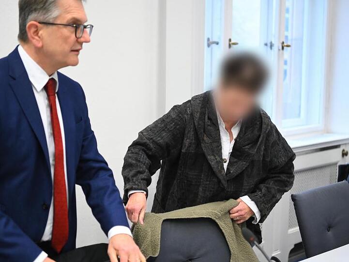 Eine der Angeklagten spricht vor Prozessbeginn mit ihrem Anwalt. Foto: Nicolas Armer/dpa