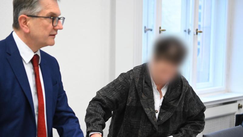Eine der Angeklagten spricht vor Prozessbeginn mit ihrem Anwalt. Foto: Nicolas Armer/dpa Eine der Angeklagten spricht vor Prozessbeginn mit ihrem Anwalt. Foto: Nicolas Armer/dpa