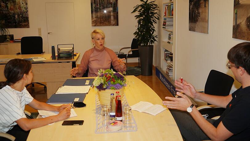 Katrin Habenschaden (Mitte) beim Interview mit AZ-Rathausreporterin Christina Hertel und Lokalchef Felix Müller.