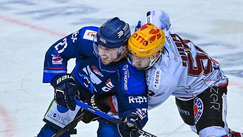 Sandro Schönberger von Straubing (l) kämpft mit Alex Friesen von den Fischtown Pinguins um den Puck.