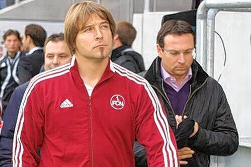 Wenn&rsquo;s weiter nicht läuft, bekommt Trainer Oenning von Manager Bader (r.) neues Personal.