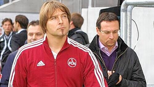 Wenn’s weiter nicht läuft, bekommt Trainer Oenning von Manager Bader (r.) neues Personal. Wenn’s weiter nicht läuft, bekommt Trainer Oenning von Manager Bader (r.) neues Personal.