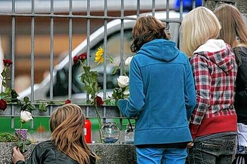 Ansbacher Schüler trauern nach dem Amoklauf vor dem Gymnasium Carolinum.