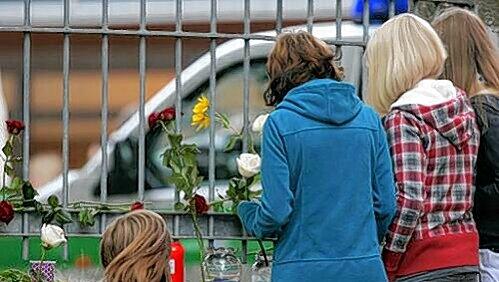 Ansbacher Schüler trauern nach dem Amoklauf vor dem Gymnasium Carolinum. Ansbacher Schüler trauern nach dem Amoklauf vor dem Gymnasium Carolinum.