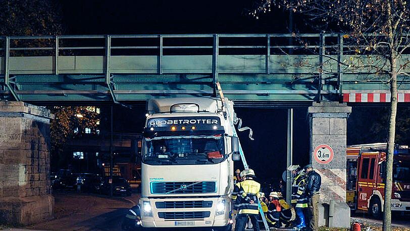Guter Trick: Die Feuerwehr lässt einfach die Luft aus den Reifen des Lkw, so kam der Sattelzug wieder frei. Der Fahrer hatte die Höhe des Gefährts offenbar unterschätzt und war gegen eine Brücke geprallt Guter Trick: Die Feuerwehr lässt einfach die Luft aus den Reifen des Lkw, so kam der Sattelzug wieder frei. Der Fahrer hatte die Höhe des Gefährts offenbar unterschätzt und war gegen eine Brücke geprallt