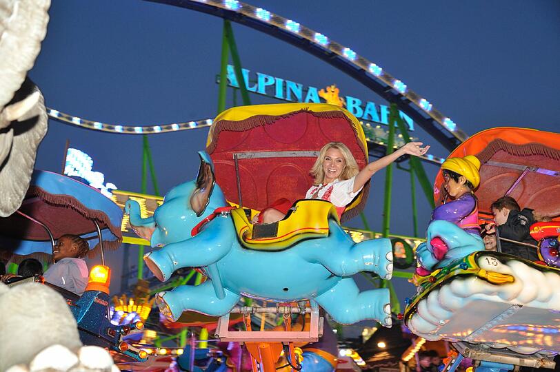 Hui, hoch hinaus geht's: Sky Sport-Moderatorin Britta Hofmann auf der Sky-Wiesn.