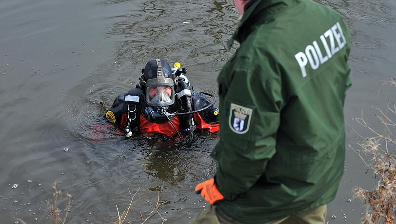 Ein Taucher der Polizei steigt aus dem Wasser (Symbolbild). Ein Taucher der Polizei steigt aus dem Wasser (Symbolbild).