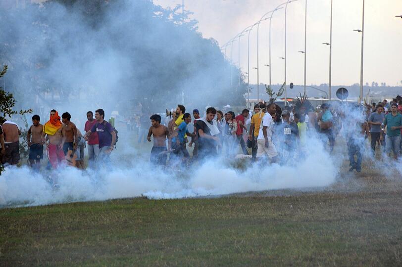 Straßenschlachten zwischen Ureinwohnern und gepanzerten Polizeieinheiten in Brasília: Die irren Bilder.
