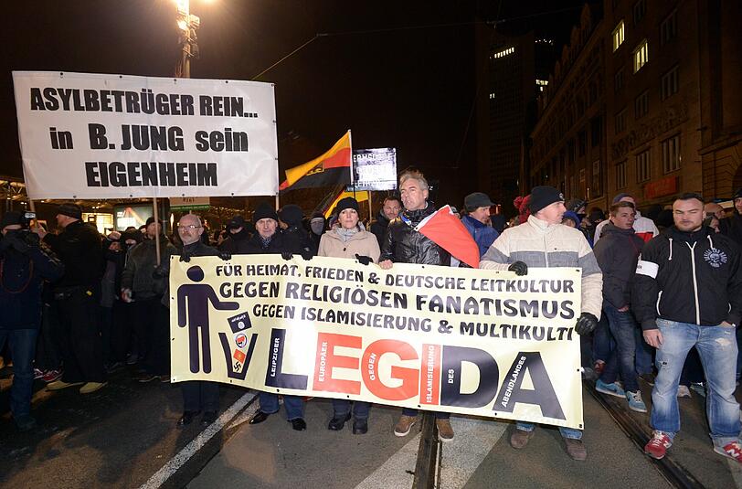 Die zur Verfügung stehenden 15 Hundertschaften der Polizei könnten einen Aufzug der Legida nicht absichern, daher hat das Gericht die Demonstration der islamfeindlichen Bewegung verboten.