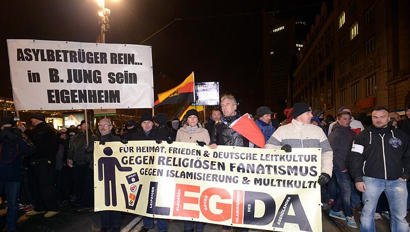 Die zur Verfügung stehenden 15 Hundertschaften der Polizei könnten einen Aufzug der Legida nicht absichern, daher hat das Gericht die Demonstration der islamfeindlichen Bewegung verboten. Die zur Verfügung stehenden 15 Hundertschaften der Polizei könnten einen Aufzug der Legida nicht absichern, daher hat das Gericht die Demonstration der islamfeindlichen Bewegung verboten.