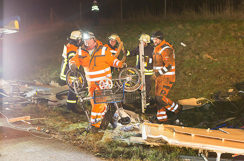 Bilder vom Unfallort in Altdorf: Auf der A3 kollidierte ein Wagen mit einem Wohnmobil, welches vollkommen zerfetzt wurde.