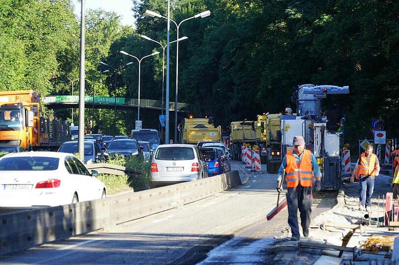 Seit Montagfrüh ist der Isarring Richtung Schwabing auf eine Spur verengt. Und schon bricht im Berufsverkehr das Stau-Chaos aus. Die Bilder vom Mega-Stau.