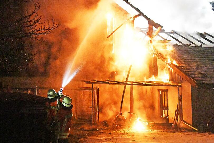 Die Feuerwehr musste bei minus elf Grad gegen die Flammen ankämpfen. Die Bilder vom Einsatz.