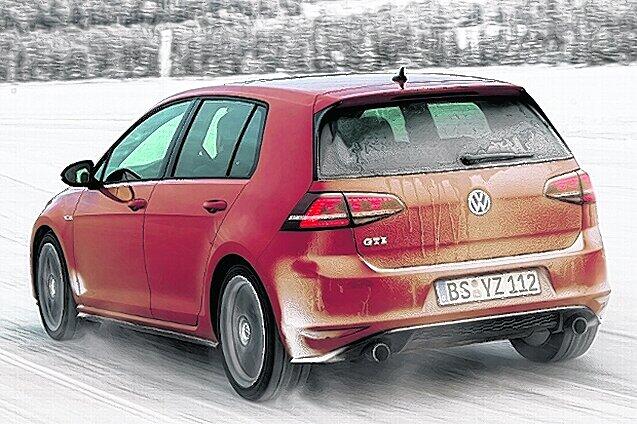 Spaß-Gerät: Am neuen Golf GTI mit 220 PS begeistert die Geschmeidigkeit und Ausgewogenheit &ndash; auch auf Eis. Fotos: Uli Sonntag/VW