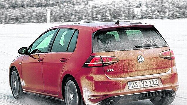 Spaß-Gerät: Am neuen Golf GTI mit 220 PS begeistert die Geschmeidigkeit und Ausgewogenheit – auch auf Eis. Fotos: Uli Sonntag/VW Spaß-Gerät: Am neuen Golf GTI mit 220 PS begeistert die Geschmeidigkeit und Ausgewogenheit – auch auf Eis. Fotos: Uli Sonntag/VW