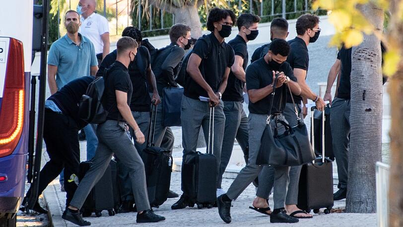 Die Bayern-Stars sind in ihrer Unterkunft in Lagos angekommen.