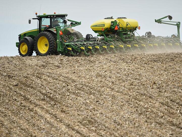 Ein Landwirt pflanzt Sojabohnen auf einem Feld. Mit einem milliardenschweren Hilfspaket will die US-Regierung amerikanische Bauern unterstützen, die unter dem Handelskrieg mit China leiden.