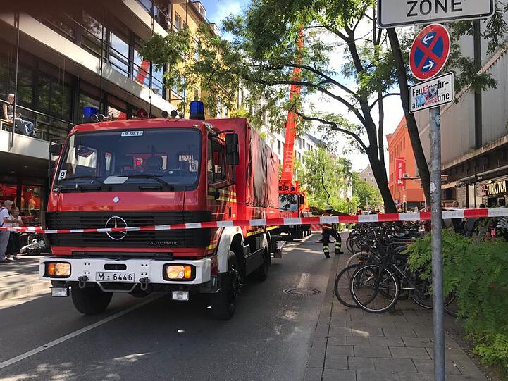 Die Feuerwehr ist mit zahlreichen Einsatzkräften vor Ort.