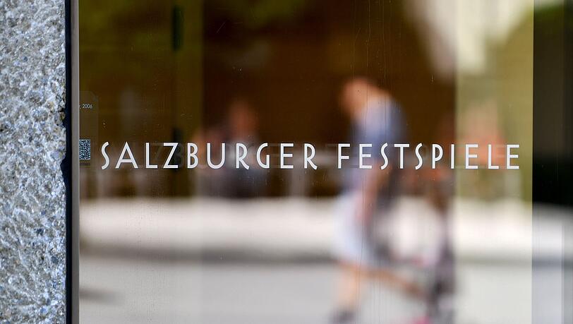 Der Schriftzug der Salzburger Festspiele an einer Eingangstür.