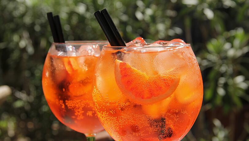Dolce Vita und Abkühlung: Wohl kaum ein Sommergetränk ist so beliebt wie der süße, leicht herbe Aperol Spritz. Dolce Vita und Abkühlung: Wohl kaum ein Sommergetränk ist so beliebt wie der süße, leicht herbe Aperol Spritz.