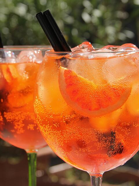 Dolce Vita und Abk&uuml;hlung: Wohl kaum ein Sommergetr&auml;nk ist so beliebt wie der s&uuml;&szlig;e, leicht herbe Aperol Spritz.
