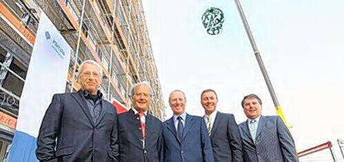 Beim Richtfest: (v. li.) Michael Winkelmann (J.S.K. International), Klaus Laminet (Investa Immobiliengruppe), Josef Monatzeder (BM München), Jan Heringa (Leonardo Hotels) und Rupert Helminger (Max Aicher Bau).
