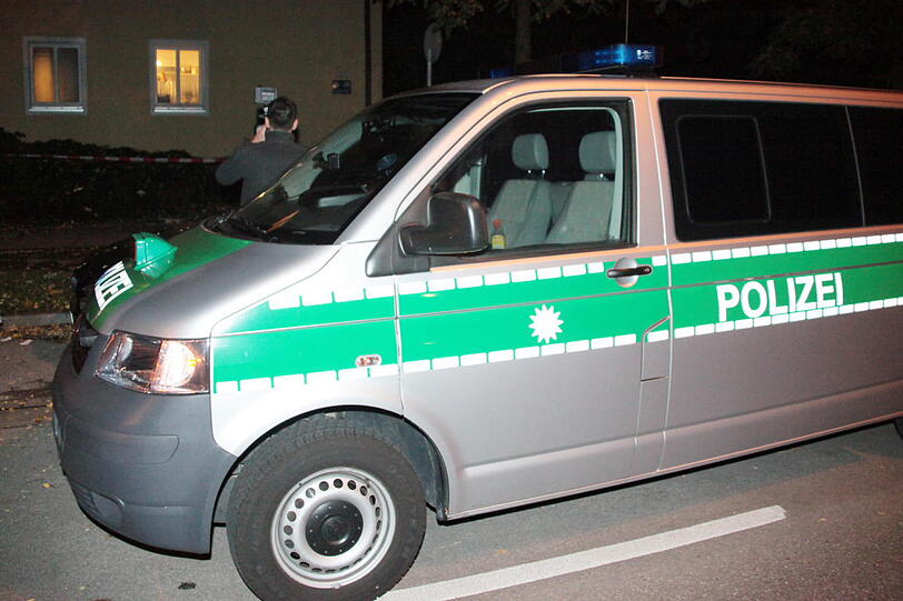 Einsatzkräfte stehen vor dem Haus.