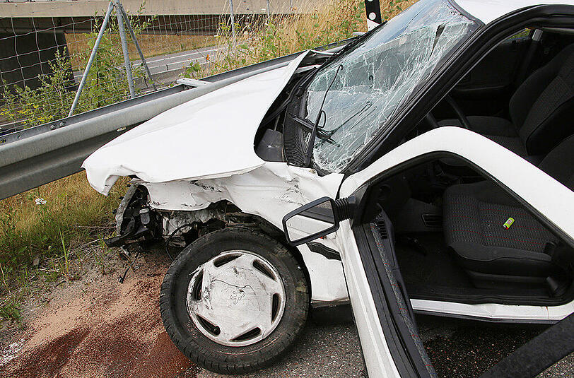 Bilder vom Unfall in Ampfing. Ein 29-jähriger Mann überfuhr ein "Stop"-Schild und kollidierte mit einem anderen Wagen. Danach entfernte er sich vom Unfallort.