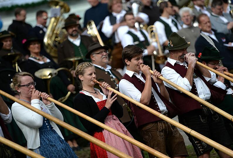 Perfektes Wiesn-Wetter für das Standkonzert: Seit 1985 versammeln sich die Musikkapellen aller Oktoberfestzelte am mittleren Wiesnsonntag zum Blasmusikkonzert auf den Stufen der Patrona Bavariae. Die Bilder.