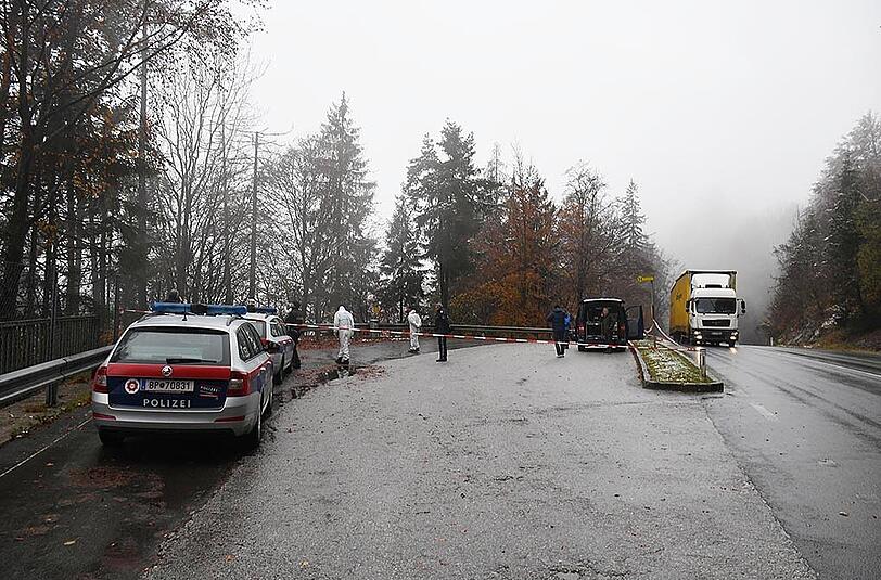 Spurensicherer am Tatort in Söll. Der Grieche war regelrecht hingerichtet worden.