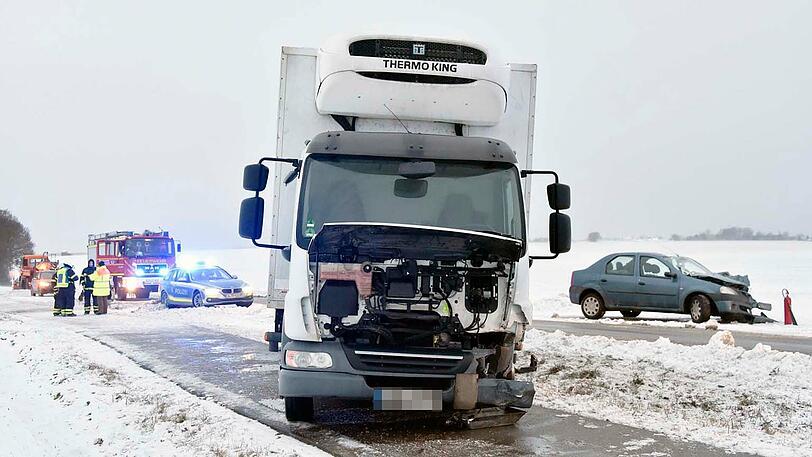 Auf der B13 bei Haimhausen (Lkr. Dachau) kollidierte am Mittwochmorgen ein Auto mit einem Lkw. Zwei Personen wurden verletzt, die B13 musste für mehrere Stunden gesperrt werden.