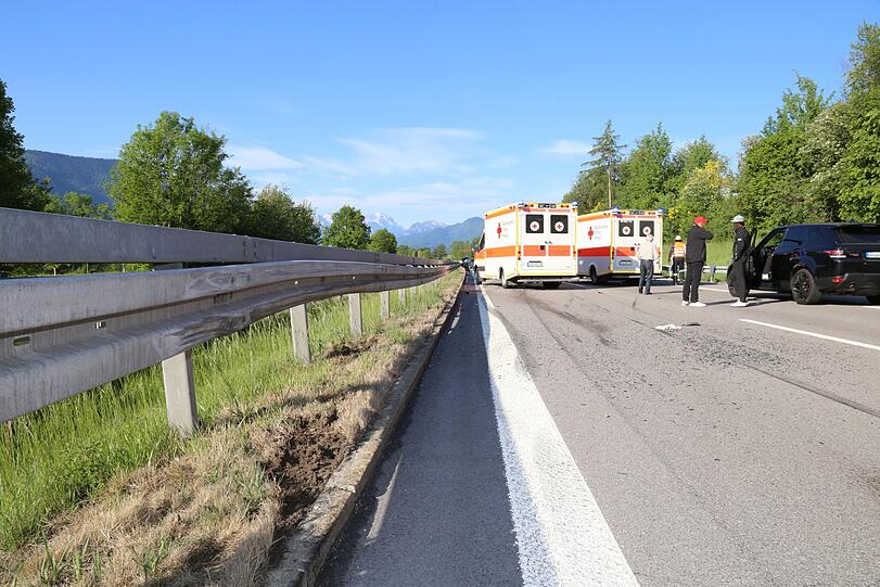 Der Autobahnabschnitt ist mit Schrott-Teilen übersät - die Bilder von der Unfallstelle auf der A95 Richtung Garmisch.