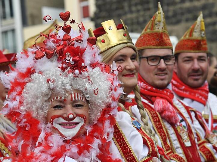 Karnevalisten beim Rosenmontagszug in Köln.
