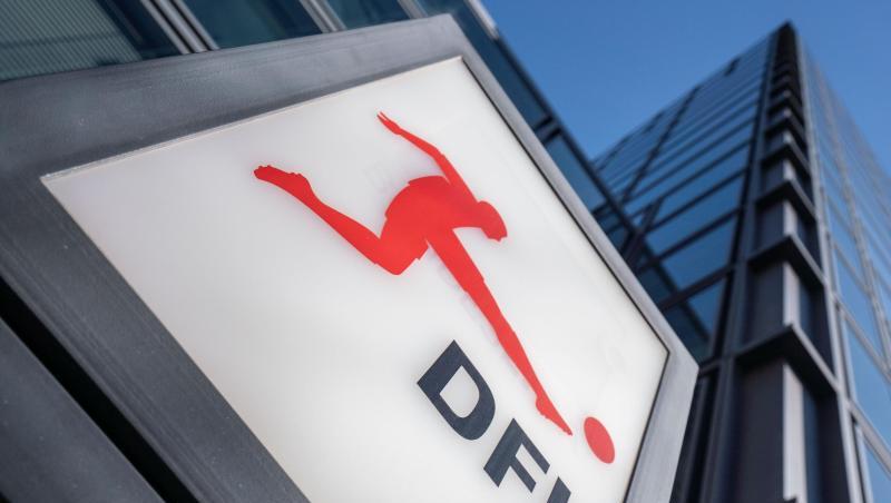 Die DFL empfiehlt den 36 Proficlubs in der 1. und 2. Liga von eigenen Verlautbarungen zu den Ergebnissen der Coronavirus-Tests abzusehen. Die DFL empfiehlt den 36 Proficlubs in der 1. und 2. Liga von eigenen Verlautbarungen zu den Ergebnissen der Coronavirus-Tests abzusehen.