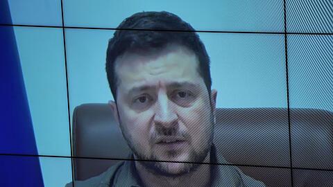 Der ukrainische Präsident Wolodymyr Selenskyj spricht auf einer Videoleinwand im Bundestag.