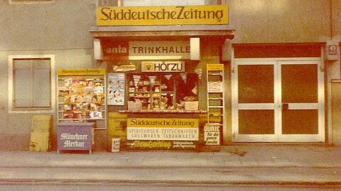 Ein Blick von der gegenüberliegenden Straßenseite auf den einstigen Kiosk, Richtung Süden. Heute sind hier nur noch Wohnhäuser.