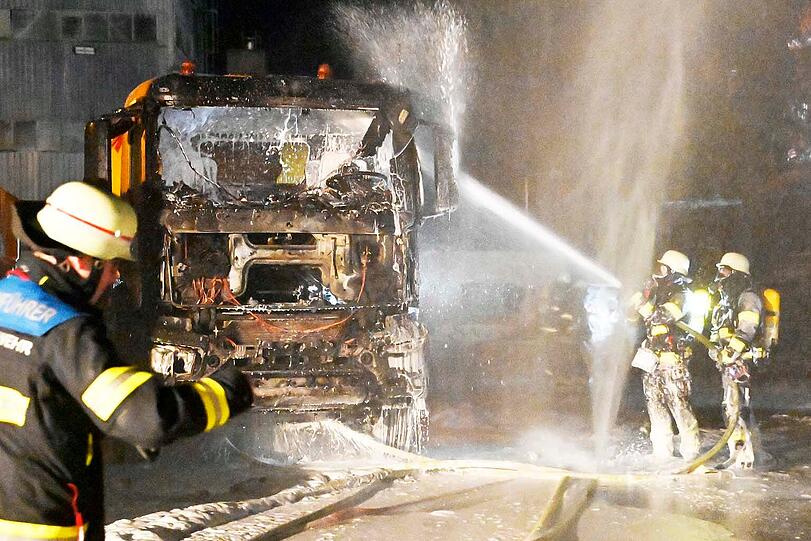 Gemeinsam mit der umgehend nachgeforderten Verstärkung gingen die Münchner Berufsfeuerwehr und die freiwillige Feuerwehr Harthof die verschiedenen Brandstellen mit sieben Rohren, zum Teil über zwei Drehleitern an.