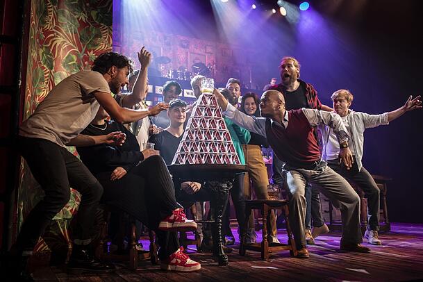 Szene aus "Choir of Man", ein Stück, dass in einem Pub spielt. Szene aus "Choir of Man", ein Stück, dass in einem Pub spielt.