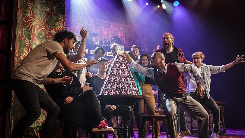 Szene aus "Choir of Man", ein Stück, dass in einem Pub spielt. Szene aus "Choir of Man", ein Stück, dass in einem Pub spielt.