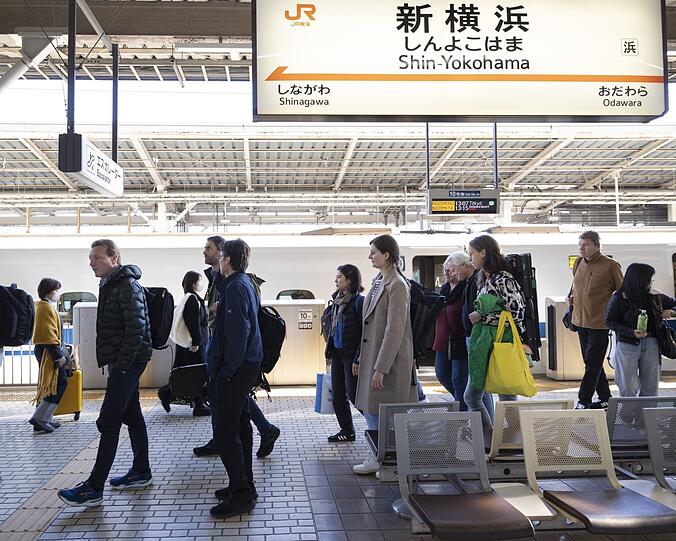 Für Ortswechsel innerhalb von Japan - wie hier auf der Reise von Osaka nach Kawasaki - benutzte das Orchester die zuverlässige Bahn.