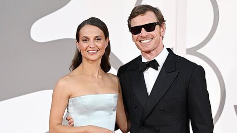 Alicia Vikander und Michael Fassbender zeigen sich nur selten zusammen bei Events, in Venedig lachten sie gl&uuml;cklich in die Kameras.