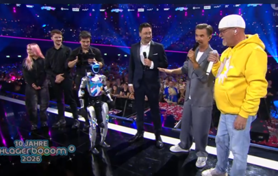 Florian Silbereisen präsentiert seinen neuen Roboter-Assistenten. DJ Ötzi zeigt sich von dem ungewöhnlichen Bühnenhelfer wenig begeistert. Florian Silbereisen präsentiert seinen neuen Roboter-Assistenten. DJ Ötzi zeigt sich von dem ungewöhnlichen Bühnenhelfer wenig begeistert.