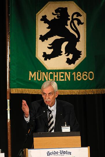 Am Rednerpult: Dieter Schneider, der Präsident des TSV 1860 München.